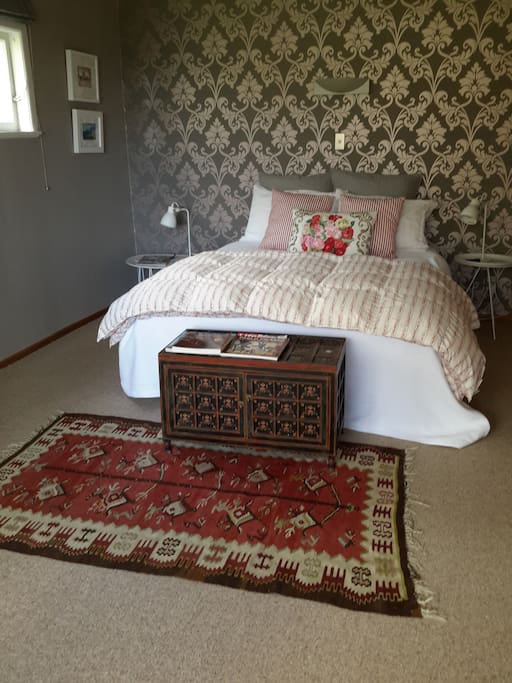 Large queen room