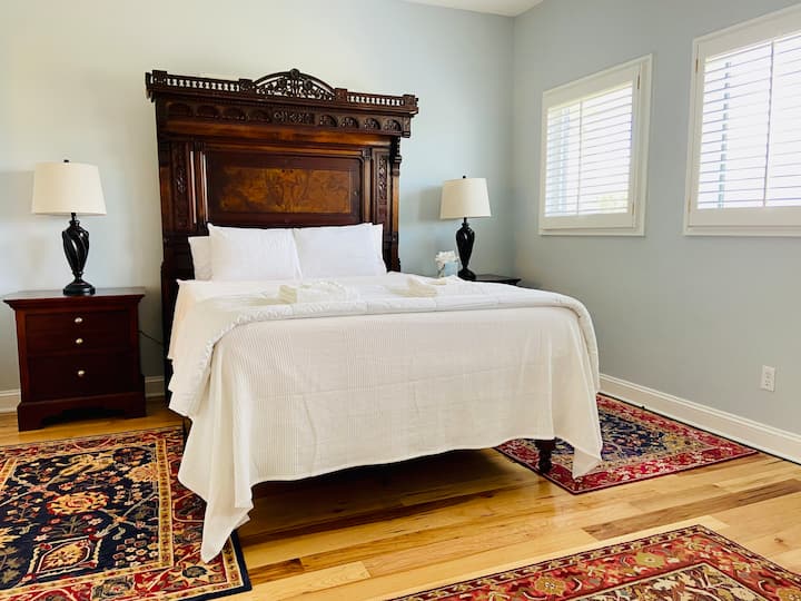 Chumba cha Wageni cha Malkia kilicho na televisheni ya skrini ya ghorofa