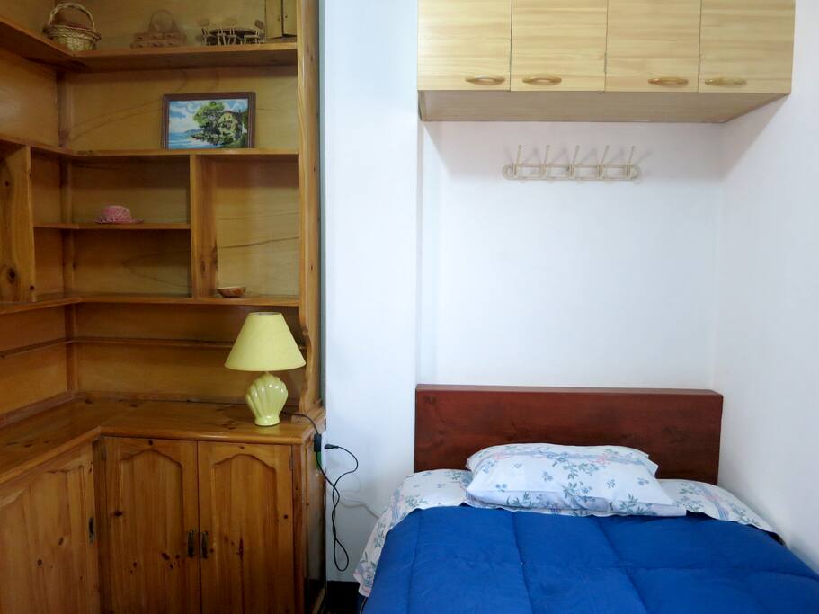 Estante en la habitación