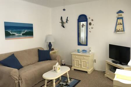 Cozy Condo by the Beach!