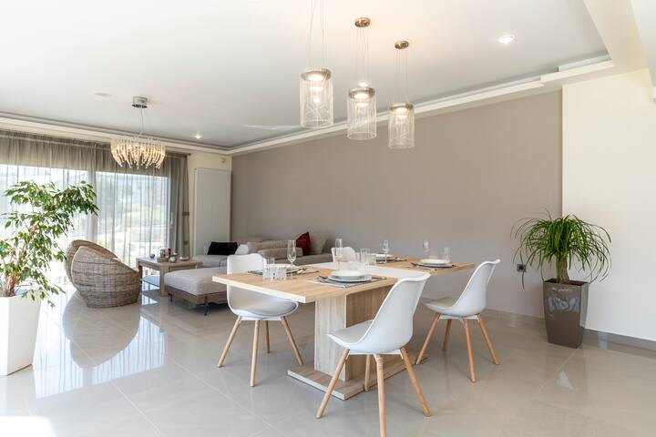 LaLuna Luxury Villa gallery image 3