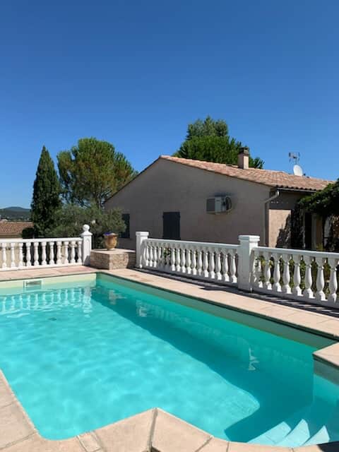 Beautiful villa with pool for 10 people