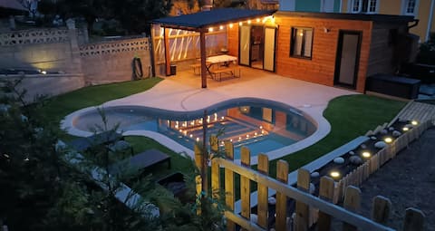 La Menora Pool, pets, beach