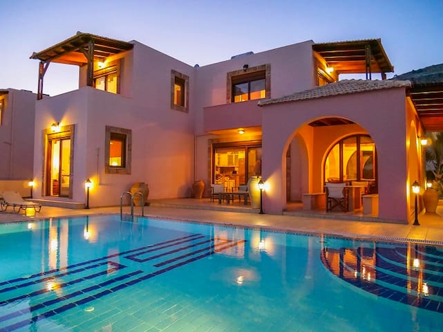 Luxury Villa with private Pool walk to Lindos
