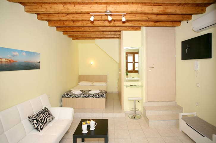 Old Harbour White Studio -2nd fl-