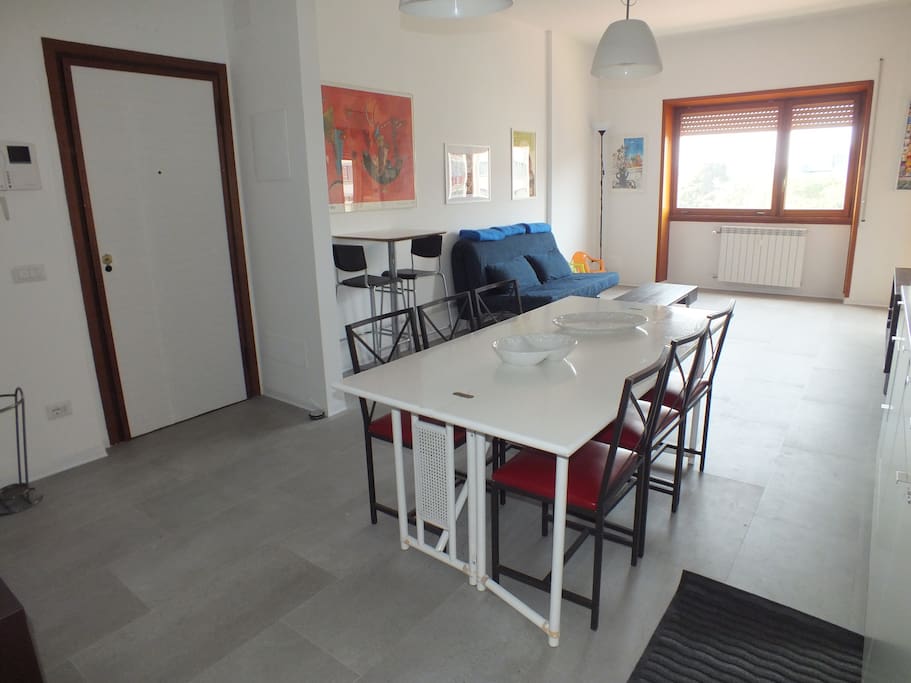 il grande e luminoso soggiorno-cucina open space