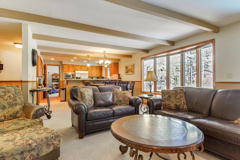 Couch,Furniture,Indoors,Room,Reception Room