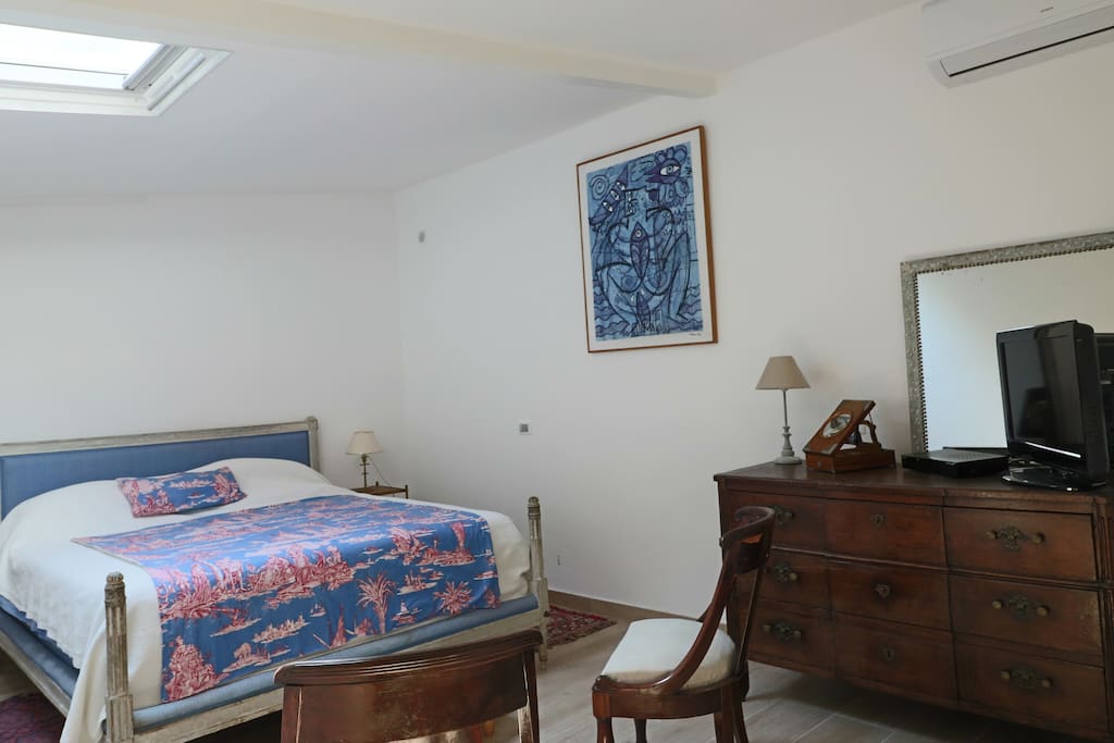 Chambre double, queen size bed, TV