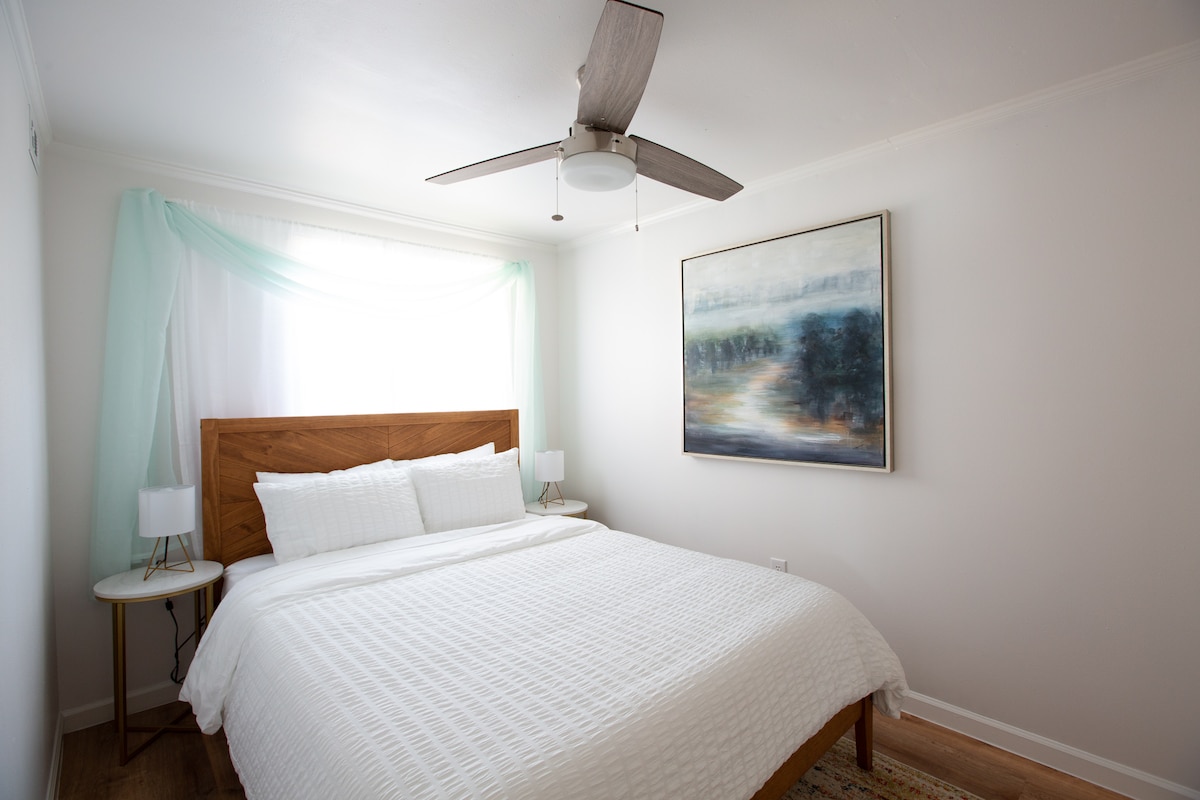 Chumba cha 4 cha kulala kilicho na kitanda aina ya queen chini ya