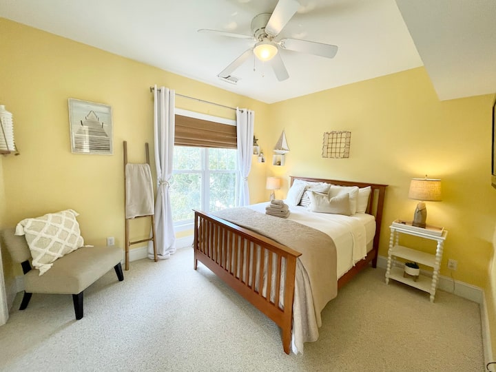 Брачен кревет (широк 150-179 см) со голем плакар. 