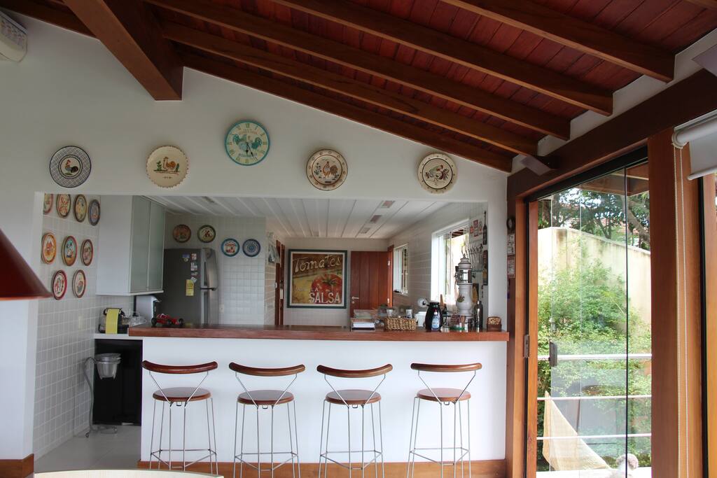 Cozinha com balcão que interliga a sala de jantar.