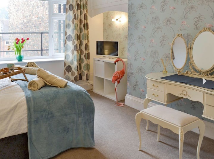 Dhomë gjumi elegante Master me krevat King size.