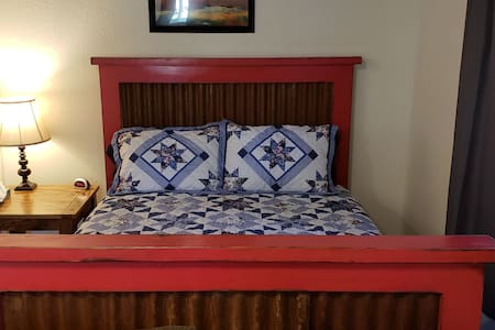 CARETAKERS COTTAGE very close to downtown Page