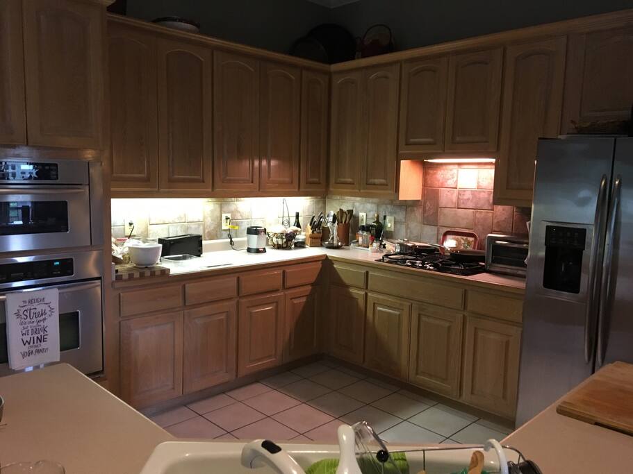 If you like cooking, you can prepare your meals in my fully equipped kitchen! You can take the lead or be my sous-chef if you're hungry for some French Canadian cuisine! I enjoy cooking breakfast on the weekends and making coffee in the mornings. Meals will be provided for an additional fee.