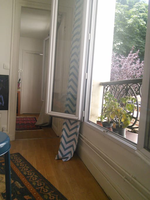 Vue depuis la cuisine avec fenêtre sur cour