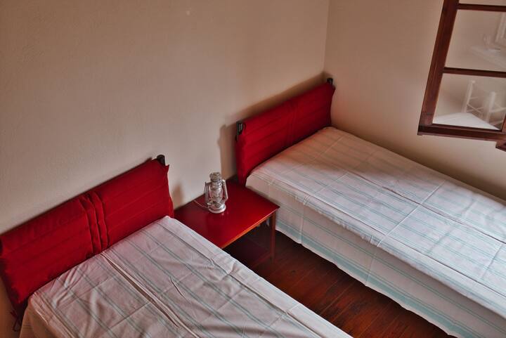 поглед на втората спална соба - два единечни кревета