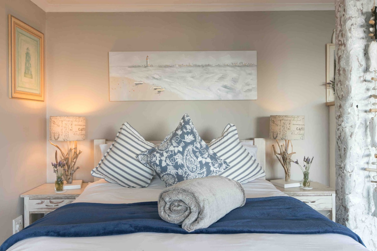 מיטת קווין סייז כדי להניח את הראש העייף אחרי יום ארוך בחוץ.