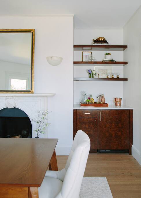 Dining room w/ bar
