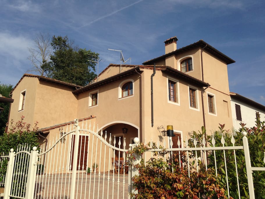 La casa nel suo insieme vista dal parcheggio