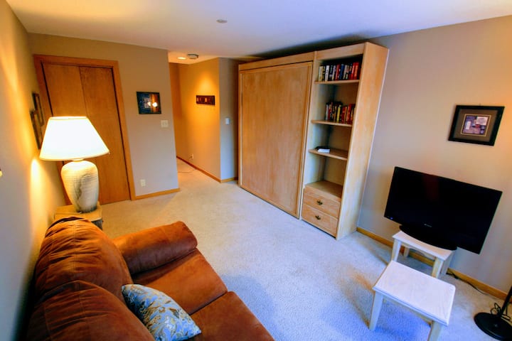 พื้นที่นั่งเล่นชั้นล่างที่เปลี่ยนเป็นห้องนอนที่สอง  โต๊ะและเก้าอี้พับพร้อมตู้เย็นไมโครเวฟโซฟาและเคเบิลทีวีทำให้ห้องนี้เป็นห้องเล่นเกมที่ยอดเยี่ยม: ปริศนาบอร์ดเกมไพ่และชิปโป๊กเกอร์