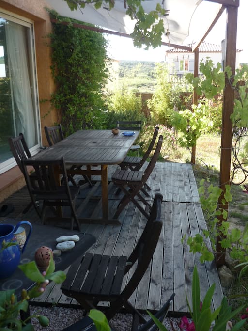 La terrasse avant 9h ou 10h du matin (selon saison, sud-ouest)