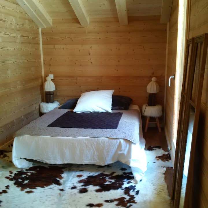 Habitación con cama 140, baño con ducha e inodoro privado
