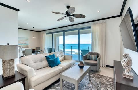 Luxury Beach Front Condo with pool. Fifth floor.