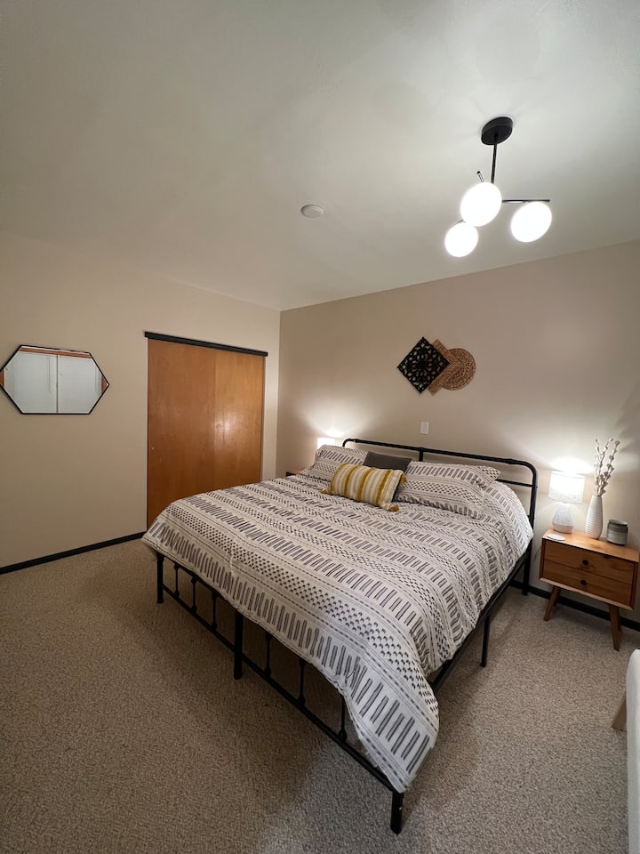 Hoofdslaapkamer met kingsize bed