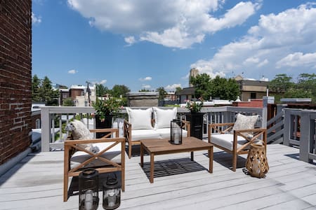 Chic Downtown Apt with Rooftop Deck & Parking