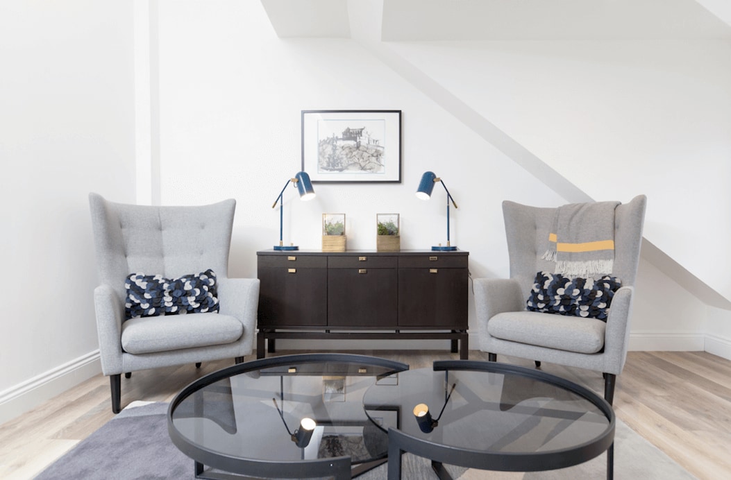 เก้าอี้นวมพร้อมโคมไฟอ่านหนังสือในห้องครัว/ห้องรับประทานอาหารชั้นล่าง