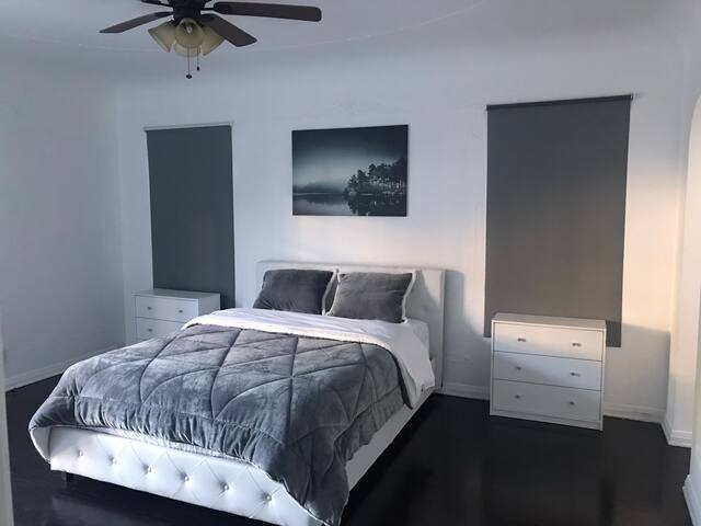 7 Bedrooms 8 Beds 5 Bathrooms near Cedar’s Sinai