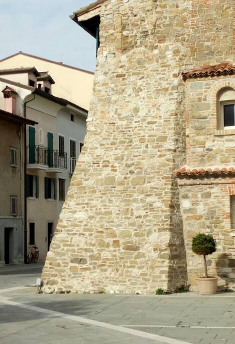 Dietro l'angolo della Casa della Musica si intravede..