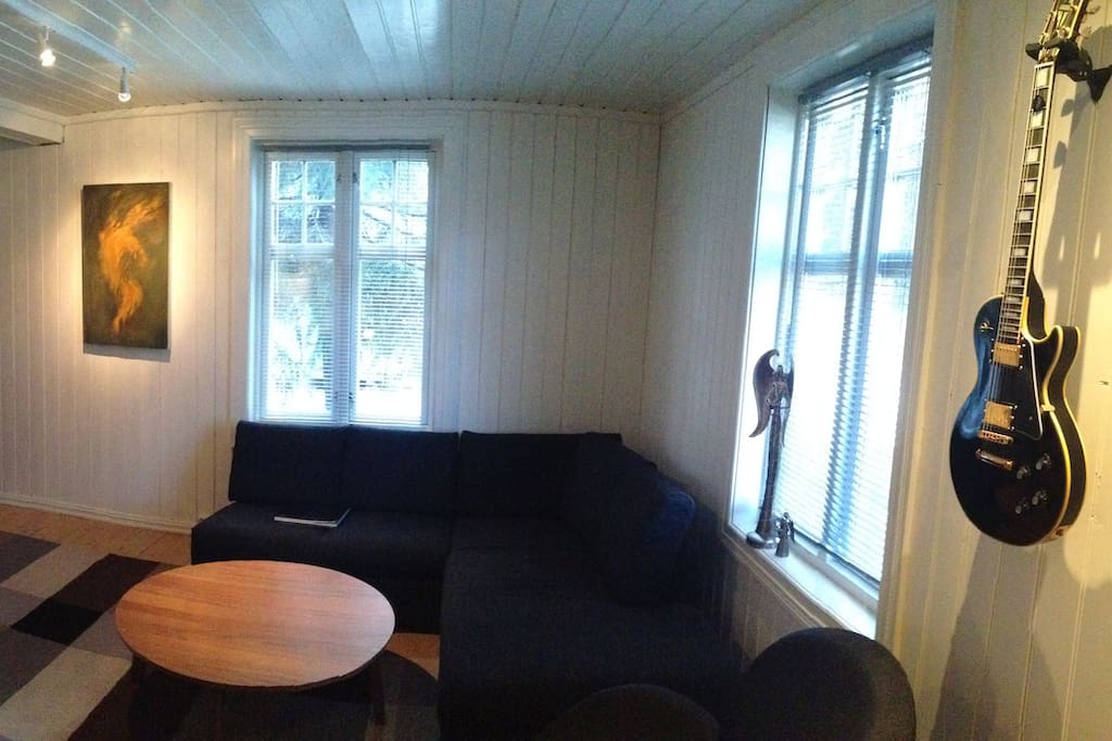 Koselig stue med peis, stor sofa og 55" Tv