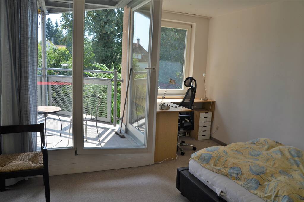 Blick auf Bett, Schreibtisch und Loggia