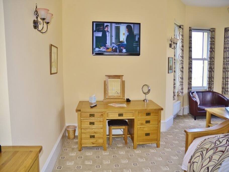HD 3D TV and Desk