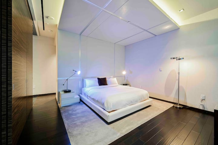 בחדר שינה ראשי מס '1 יש מיטת קינג סייז אחת.