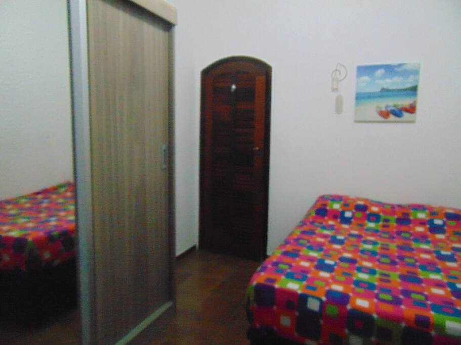 Cama box de casal e armário de 3 portas com espelho.