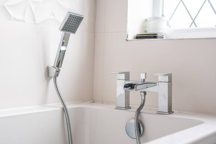 Contemporary Bright House 20 Min To Manc + Parking gallery image 2