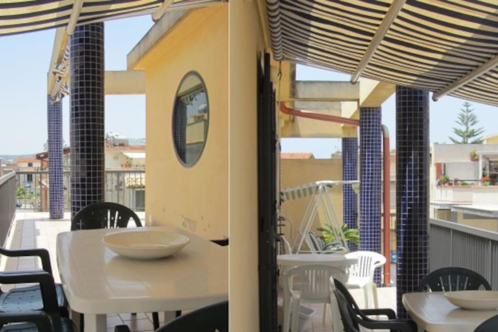 veranda pranzo all'aperto su via tranquilla