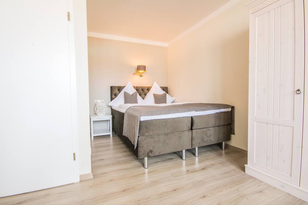 Schlafzimmer mit Boxspring-Doppelbett