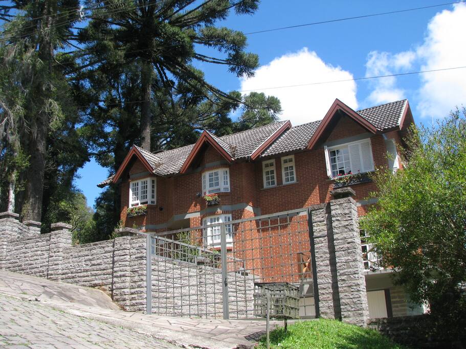 Casa vista com entrada garagem