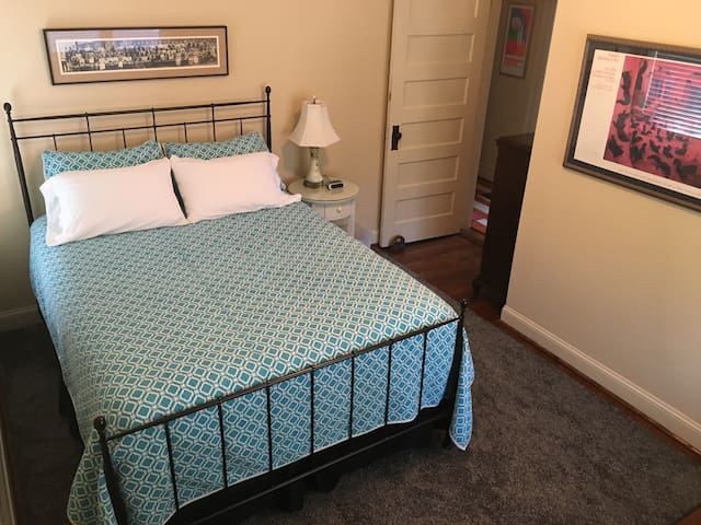 Comfy and Quiet Private Room & Bath near Downtown
