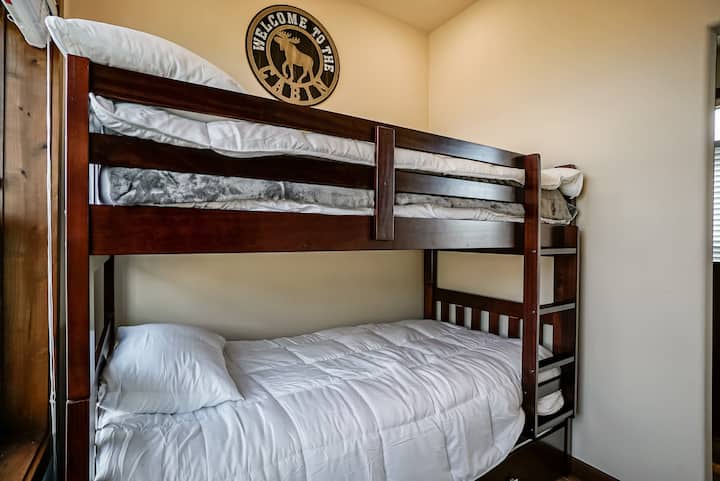 Მესამე საძინებელი.  ორსართულიანი საწოლები გამოსაწევი იატაკის საწოლით.