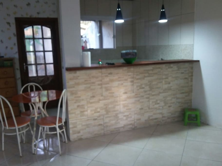 Sala conjugada com cozinha americana.