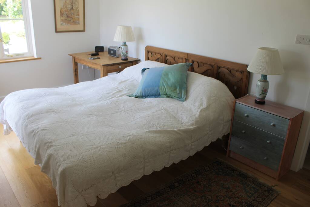 King size dual aspect bedroom