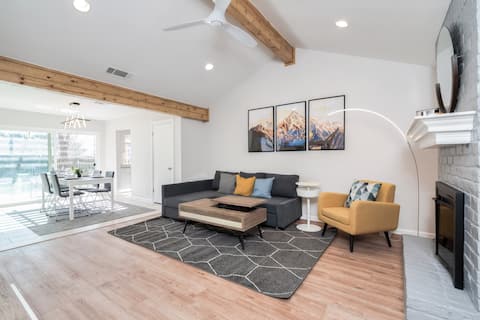 Top performing Airbnb: 7 mi to DT modern house in 3B/2B Shaded outdoor ar in Dittmar Slaughter