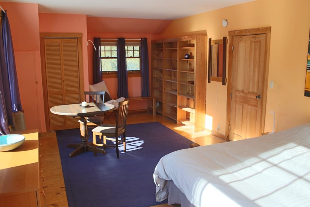 seating for 2 in bedroom