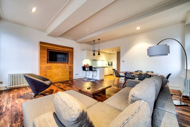 Sumptuous 2BR Apt Next To Edinburgh Castle! gallery image 4