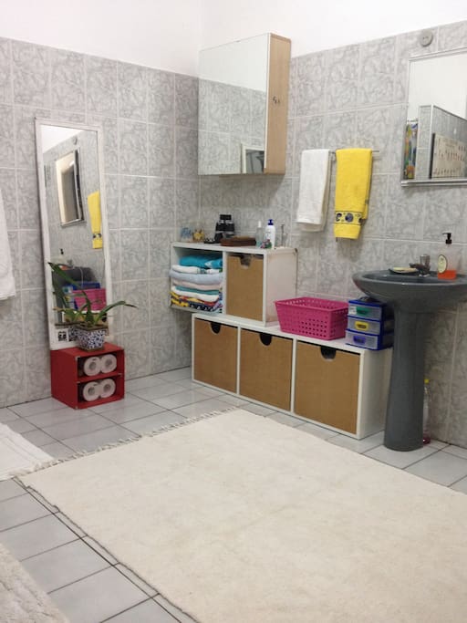 Banheiro do andar superior amplo e ventilzado
