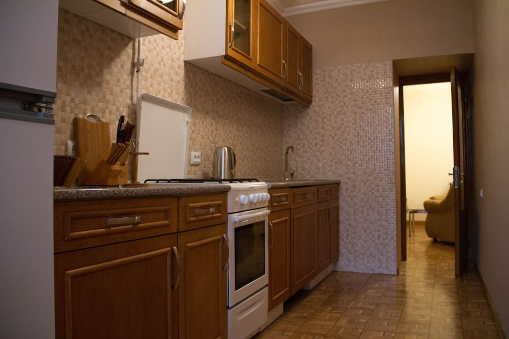 The kitchen has all the needed equipment: a table for dining, a fridge, a washing machine, dishes, etc.
Кухня со всем нужным оборудыванием: стол, холодильник, стиральная машина, посуда и т.д.